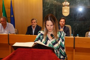 Elena Gómez durante su toma de posesión como concejala.