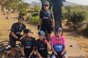 Los dos ciclistas fallecidos, rodeados por círculos, poco antes del atropello.