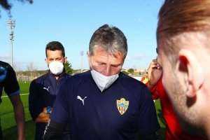 El Maestro Ángel Férez tiene cuerda.