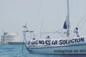 El velero ecologista recorrerá toda esta semana el litoral almeriense.