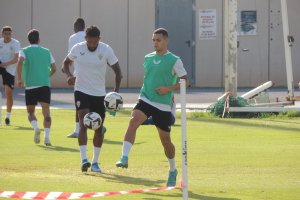 Dyego Sousa y Kaiky en el campo Anexo del Power Horse Stadium.