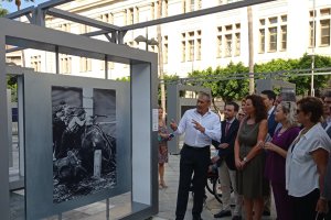 José María Diaz-Maroto, comisario de la exposición, explicando una fotografía