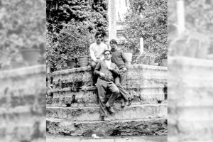 La vieja fuente de piedra, rematada con una cruz. En la foto, Antonio Asensio, servidor de la Iglesia, con sus amigos Jorge y Franco.