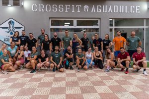 Usuarios en la puerta de las instalaciones.