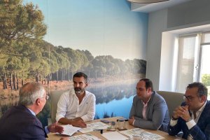 Sergio Arjona, tercero desde la izquierda, junto al consejero Ramón Fernández-Pacheco.