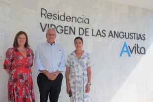 Alcalde de Vera, José Carmelo Jorge Blanco, concejal de Asuntos Sociales, Ana Lourdes Ramírez y la directora de la residencia, Isabel Sorroche Gal