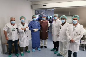 Equipo que ha implantado el nuevo neuroestimulador.