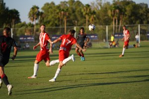 Pozo cabecea con el central Ely atento.