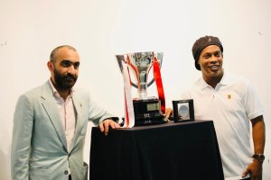 Mohamed El Assy con Ronadinho en el palco del Power Horse Stadium.