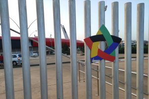 Puerta principal del Power Horse Stadium.
