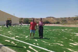 La concejala de Deportes, Miriam Quintana, y el alcalde pedáneo, Juan Velasco, comprobaron la buena marcha de los trabajos.