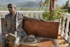 Estatua en homenaje al poeta Francisco Villaespesa en un mirador de Laujar de Andarax.
