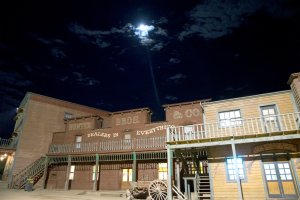 Zona del Poblado del Oeste de Oasys Minihollywood de noche.