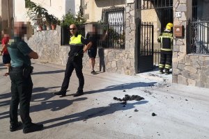 Los agentes sofocaban las llamas antes de que el fuego fuese  a mayores.