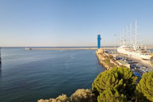 Panorámica de la entrada del Puerto de Almería con el crucero de lujo Wind Surf.