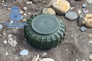 Mina anticarro encontrada en la playa de El Perdigal, en El Alquián.