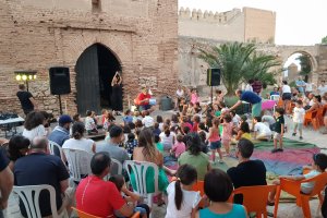 Foto de archivo de \"Cuentos a la fresquita en La Alcazaba\" de Queidea.