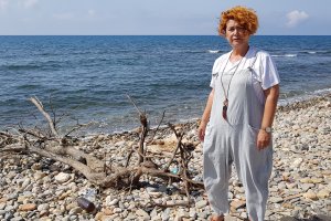 Amparo Ramírez, concejal del PSOE, en la playa de El Bobar