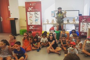 Actividades infantiles \"El Mundo de Bicho Verde\" en la Biblioteca José María Artero.