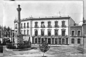 Imagen de la Puerta de Purchena con el cenotafio en el centro. A la entrada del Paseo se aprecia el pabellón que instalaba el dueño del Café Suizo.