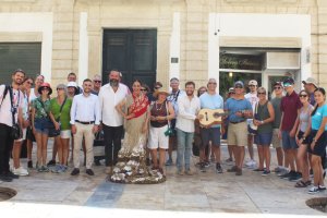 Foto de familia de Anabel Veloso y su grupo con los cruceristas en la Plaza Careaga.