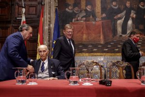 Santiago Grisolía, sentado a la izquierda, en un acto en Valencia.
