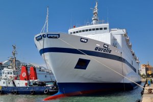 El ferri Aurelia atracado en el puerto.