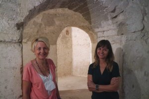 Eloisa Cabrera y Gema Embí Bajar en el Aljibe Califal de la Alcazaba