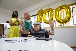 Manuel V.S. sopla las velas por centésima vez.