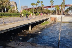 Suciedad en la desembocadura de la Rambla de Belén.