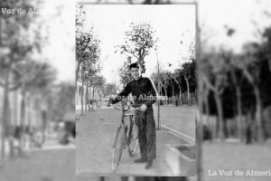 Claudio Pimentel, hijo de peluquero y empleado de banco, en sus años de juventud, cuando subía por el Bulevar del Paseo con su bicicleta de barra. 