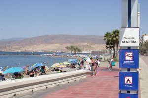 Playa de El Zapillo, con duchas funcionando con normalidad.