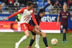 Juan Villar con la camiseta del UD Almería frente a la SD Huesca.