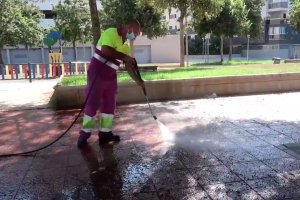 Trabajador de Entorno Urbano baldeando las calles de la ciudad