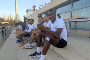 Sadiq se queda en el gimnasio primero y luego se va a la grada.