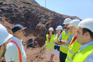 Explicaciones de las obras al consejero. Al fondo, el túnel del canal destruido