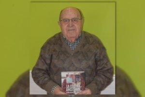 Bernabé Navarro con su libro ‘La cocina ancestral’.