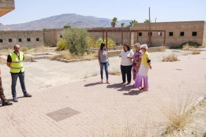 La alcaldesa y la diputada del PFEA comprueban los resultados.