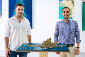 El artista Litoris Pictor y el concejal Carlos Sánchez, frente a una de las piezas de la exposición.
