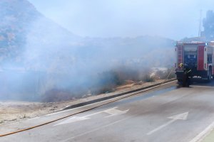 Efectivos trabajando en el incendio.