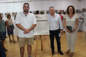 Manuel León con el edil de Cultura, Ángel Capel, y con la alcaldesa, María López, ante el cartel de la exposición.