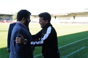 Turki saluda a Rubi en la previa del partido.