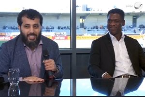 Turki con Clarence Seedorf de comentarista.