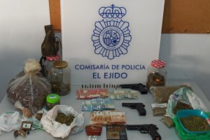 Droga y armas encontradas en el punto de venta de droga.