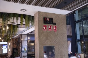 Un termómetro marca 27.5º en la cafetería de un centro comercial.