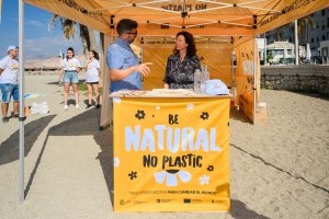 Diego Ferrón y María Vázquez, presentando la campaña en la Playa de San Miguel. 