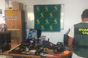 Parte de los productos y herramientas recuperadas.