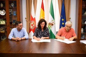 Momento de la firma del convenio.