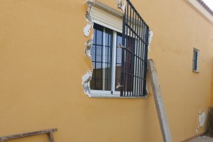 Los ladrones arrancaron la reja de cuajo para robar este lunes.