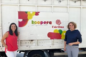 Nadia Fernández, gerente del Centro Comercial Torrecárdenas, y Mª Carmen Torres Galdeano, gerente de Koopera Cáritas Almería.